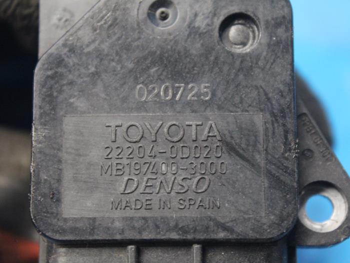 Luchthoeveelheidsmeter van een Toyota Avensis (T22) 1.8 16V VVT-i 2002