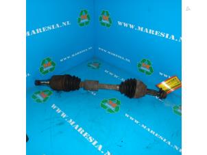 Gebruikte Aandrijfas links-voor Ford Focus 1 1.6 16V Prijs € 31,50 Margeregeling aangeboden door Maresia Auto Recycling B.V.