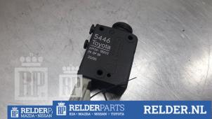 Gebruikte Achterklep Slotmechaniek Toyota Avensis (T22) 1.8 16V VVT-i Prijs € 27,00 Margeregeling aangeboden door Relder Parts B.V.