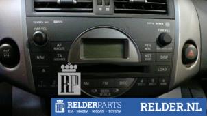 Gebruikte Radio CD Speler Toyota RAV4 (A3) 2.2 D-CAT 16V 4x4 Prijs € 80,00 Margeregeling aangeboden door Relder Parts B.V.