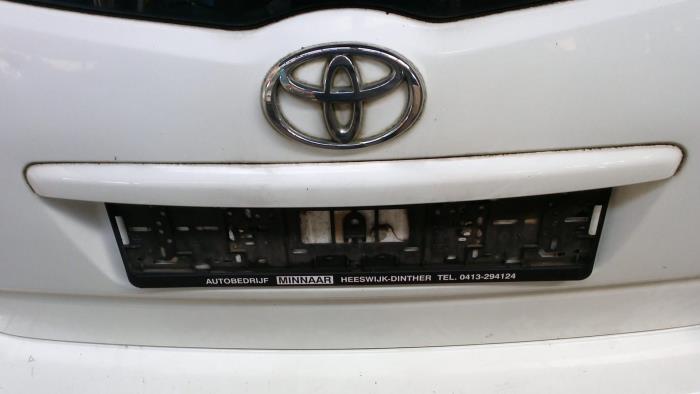 Handgreep Achterklep van een Toyota Corolla Verso (R10/11) 1.6 16V VVT-i 2004