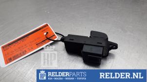 Gebruikte Elektrisch Raam Schakelaar Mazda 5 (CWA9) 2.0i 16V Prijs € 25,00 Margeregeling aangeboden door Relder Parts B.V.