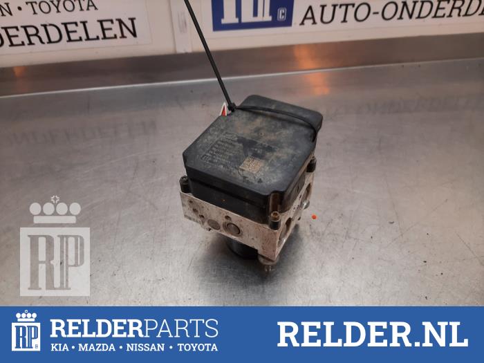 ABS Computer van een Toyota Yaris III (P13) 1.0 12V VVT-i 2013