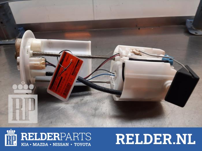 Gebruikte Tank element Pomp Toyota Yaris III (P13) 1.5 16V Hybrid Prijs € 40,00 Margeregeling aangeboden door Relder Parts B.V.