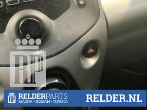Gebruikte Gevarenlicht Schakelaar Toyota Aygo (B40) 1.0 12V VVT-i Prijs € 15,00 Margeregeling aangeboden door Relder Parts B.V.