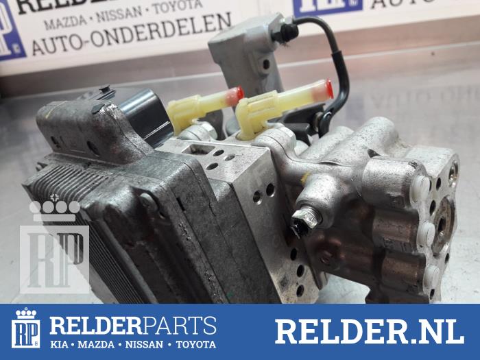 ABS Computer van een Toyota Yaris III (P13) 1.5 16V Hybrid 2015