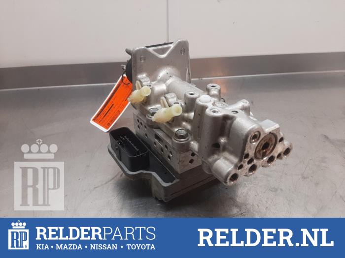 ABS Computer van een Toyota Yaris III (P13) 1.5 16V Hybrid 2013