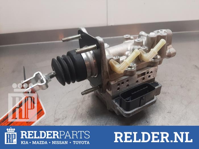 ABS Computer van een Toyota Yaris III (P13) 1.5 16V Hybrid 2013