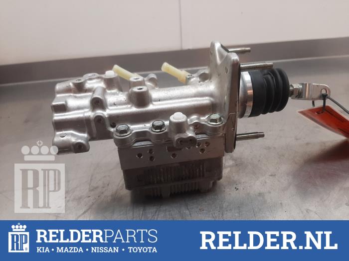 ABS Computer van een Toyota Yaris III (P13) 1.5 16V Hybrid 2013