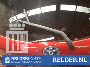 Gebruikte Ruitenwisserarm achter Toyota Yaris III (P13) 1.5 16V Hybrid Prijs € 15,00 Margeregeling aangeboden door Relder Parts B.V.