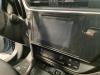 Radio CD Speler van een Toyota Auris (E18), 2012 / 2019 1.8 16V Hybrid, Hatchback, 4Dr, Elektrisch Benzine, 1.798cc, 100kW (136pk), FWD, 2ZRFXE, 2012-10 / 2019-03, ZWE186L-DH; ZWE186R-DH 2017