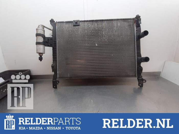 Gebruikte Radiateur Nissan Qashqai (J10) 2.0 16V Prijs € 45,00 Margeregeling aangeboden door Relder Parts B.V.