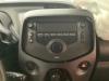 Radio CD Speler van een Toyota Aygo (B40), 2014 1.0 12V VVT-i, Hatchback, Benzine, 998cc, 51kW (69pk), FWD, 1KRFE, 2014-05 / 2018-06, KGB40 2018