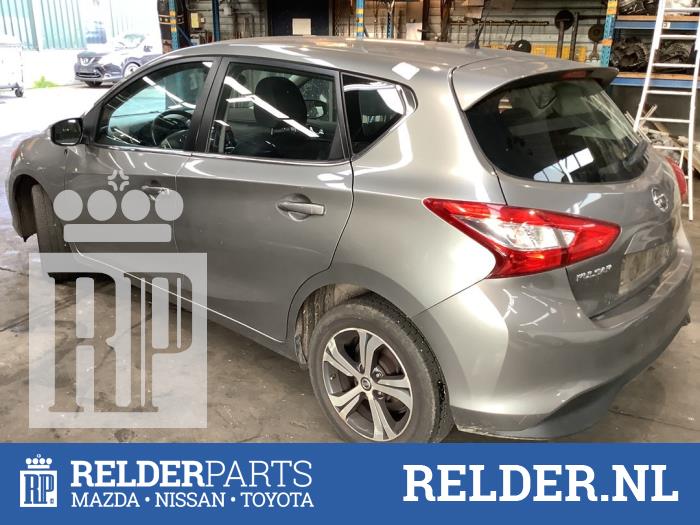 Gordelspanner midden achter Nissan Pulsar