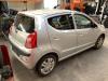 Veiligheidsgordel Insteek links-achter van een Nissan Pixo (D31S), 2009 1.0 12V, Hatchback, Benzine, 996cc, 50kW (68pk), FWD, K10B, 2009-03, HFD31S 2011