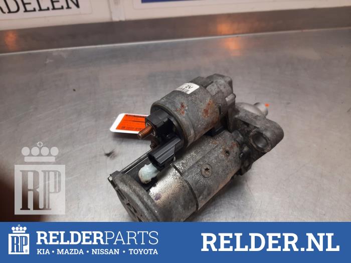 Startmotor van een Toyota Avensis Wagon (T27) 2.0 16V D-4D-F 2011