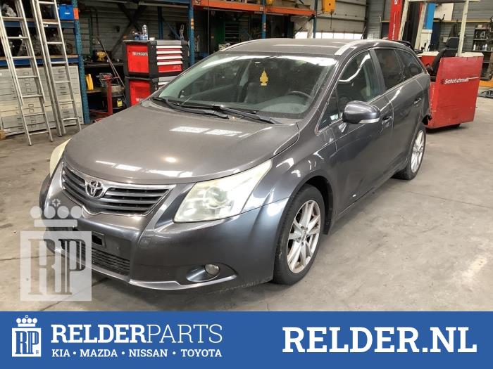 Startmotor van een Toyota Avensis Wagon (T27) 2.0 16V D-4D-F 2011