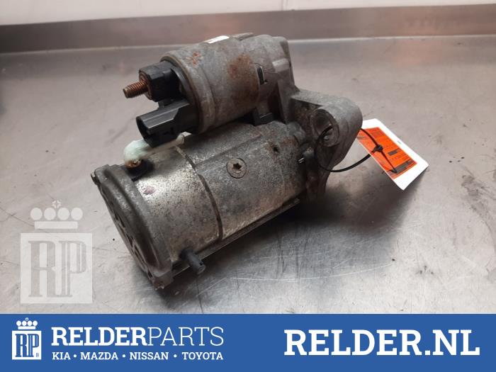 Startmotor van een Toyota Avensis Wagon (T27) 2.0 16V D-4D-F 2011