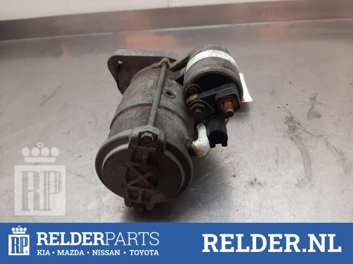Startmotor van een Toyota Avensis Wagon (T27) 2.0 16V D-4D-F 2011