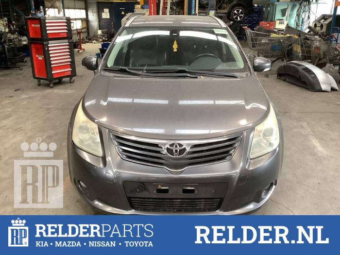 Startmotor van een Toyota Avensis Wagon (T27) 2.0 16V D-4D-F 2011