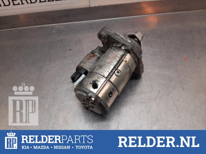 Startmotor van een Toyota Avensis Wagon (T27) 2.0 16V D-4D-F 2011