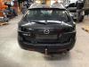Ruitenwisserarm achter Mazda 6.