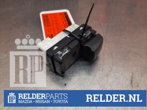Gebruikte Elektrisch Raam Schakelaar Mazda 5 (CR19) 1.8i 16V Prijs € 35,00 Margeregeling aangeboden door Relder Parts B.V.