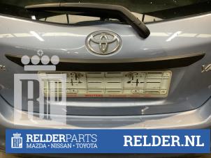Gebruikte Handgreep Achterklep Toyota Yaris III (P13) 1.0 12V VVT-i Prijs € 30,00 Margeregeling aangeboden door Relder Parts B.V.