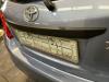 Achterklep Handgreep van een Toyota Yaris III (P13) 1.0 12V VVT-i 2013