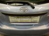 Achterklep Handgreep van een Toyota Yaris III (P13), 2010 / 2020 1.0 12V VVT-i, Hatchback, Benzine, 998cc, 51kW (69pk), FWD, 1KRFE, 2010-12 / 2020-06, KSP13 2013