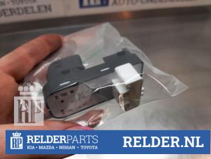 Gebruikte Schakelaar Elektrisch Raam Mazda CX-3 (DJ/DK) 2.0 SkyActiv-G 120 Prijs € 35,00 Margeregeling aangeboden door Relder Parts B.V.