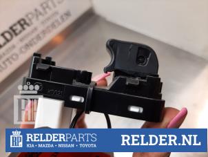 Gebruikte Schakelaar Elektrisch Raam Mazda CX-3 (DJ/DK) 2.0 SkyActiv-G 120 Prijs € 15,00 Margeregeling aangeboden door Relder Parts B.V.