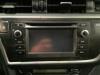 Radio CD Speler van een Toyota Auris (E18) 1.8 16V Hybrid 2013