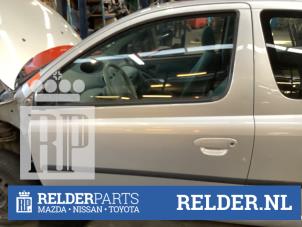 Gebruikte Portier 2Deurs links Toyota Yaris (P1) 1.0 16V VVT-i Prijs € 75,00 Margeregeling aangeboden door Relder Parts B.V.
