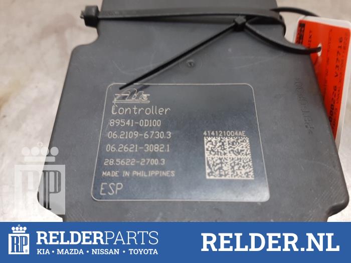 ABS Computer van een Toyota Yaris III (P13) 1.0 12V VVT-i 2014