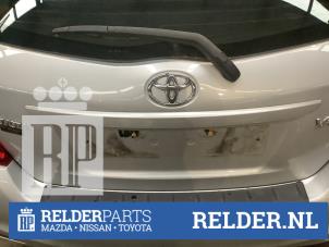 Gebruikte Handgreep Achterklep Toyota Yaris III (P13) 1.0 12V VVT-i Prijs € 25,00 Margeregeling aangeboden door Relder Parts B.V.