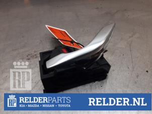 Gebruikte Deurgreep 4Deurs links-achter Mazda 3 (BM/BN) 2.0 SkyActiv-G 16V Prijs € 30,00 Margeregeling aangeboden door Relder Parts B.V.