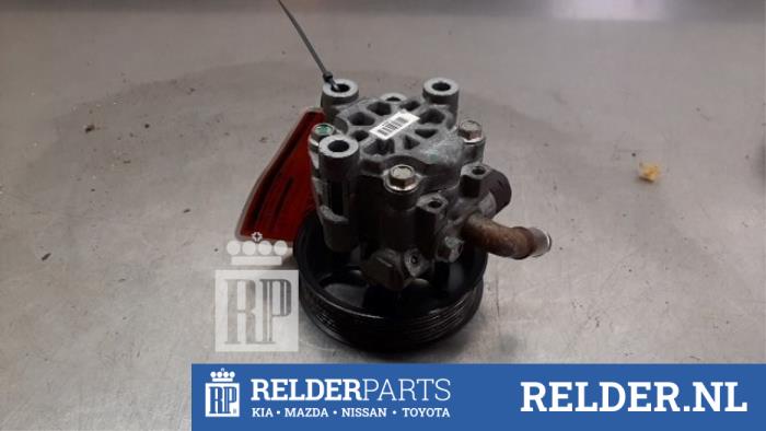 Gebruikte Servopomp Toyota Avensis (T25/B1B) 2.0 16V VVT-i D4 Prijs € 45,00 Margeregeling aangeboden door Relder Parts B.V.