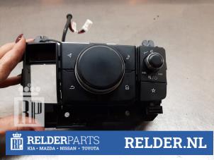 Gebruikte Radiobedienings paneel Mazda MX-30 e-SkyActiv 145 Prijs € 300,00 Margeregeling aangeboden door Relder Parts B.V.
