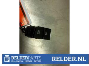 Gebruikte Schakelaar handrem Mazda MX-30 e-SkyActiv 145 Prijs € 50,00 Margeregeling aangeboden door Relder Parts B.V.