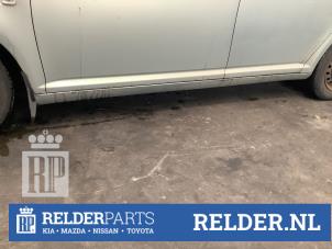 Gebruikte Zijskirt links Toyota Avensis Wagon (T25/B1E) 1.8 16V VVT-i Prijs € 50,00 Margeregeling aangeboden door Relder Parts B.V.