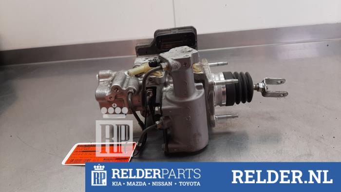 ABS Computer van een Toyota Auris (E15) 1.8 16V HSD Full Hybrid 2011