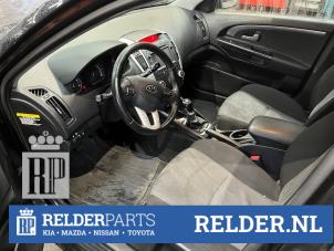 ABS Computer van een Kia Cee'd Sporty Wagon (EDF) 1.4 16V 2010