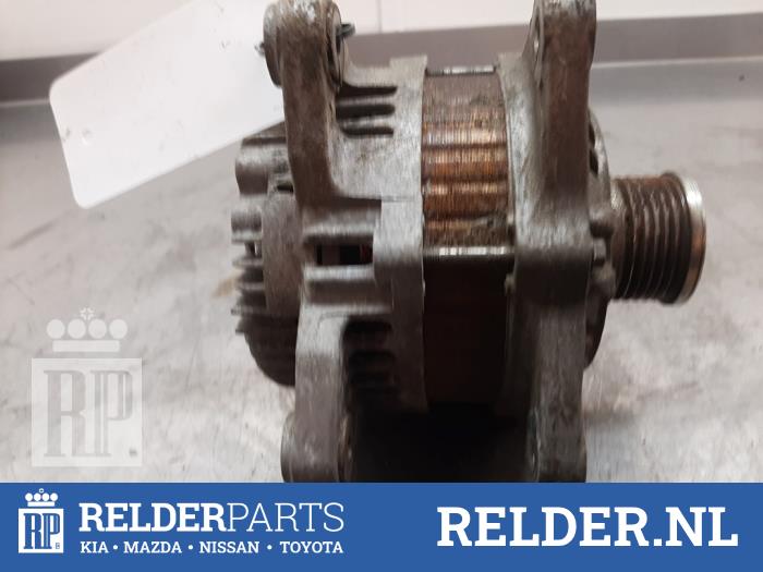 Dynamo van een Nissan Qashqai (J10) 2.0 16V 2010