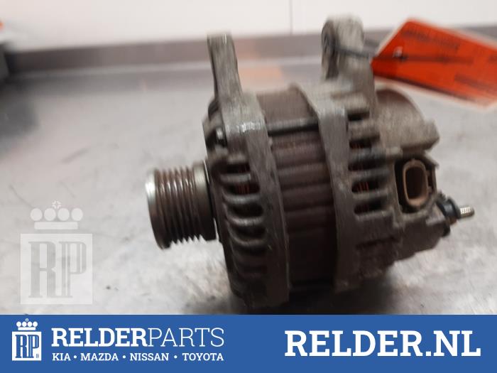 Dynamo van een Nissan Qashqai (J10) 2.0 16V 2010