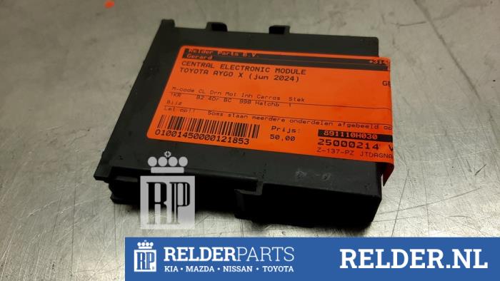 Gebruikte Central electronic module Toyota Aygo X 1.0 12V VVT-i Prijs € 50,00 Margeregeling aangeboden door Relder Parts B.V.