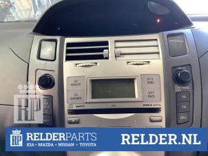 Gebruikte Radio CD Speler Toyota Yaris II (P9) 1.0 12V VVT-i Prijs € 45,00 Margeregeling aangeboden door Relder Parts B.V.