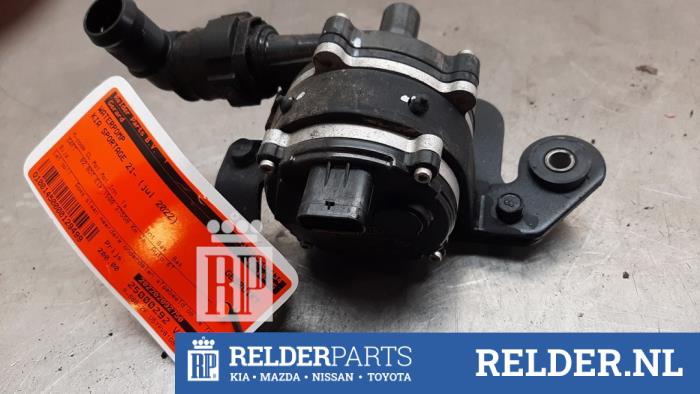 Gebruikte Waterpomp Kia Sportage (NQ5E) 1.6 T-GDi Hybrid 16V Prijs € 175,00 Margeregeling aangeboden door Relder Parts B.V.