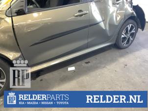Gebruikte Zijskirt links Toyota Yaris IV (P21/PA1/PH1) 1.5 12V Hybrid 115 Prijs € 200,00 Margeregeling aangeboden door Relder Parts B.V.