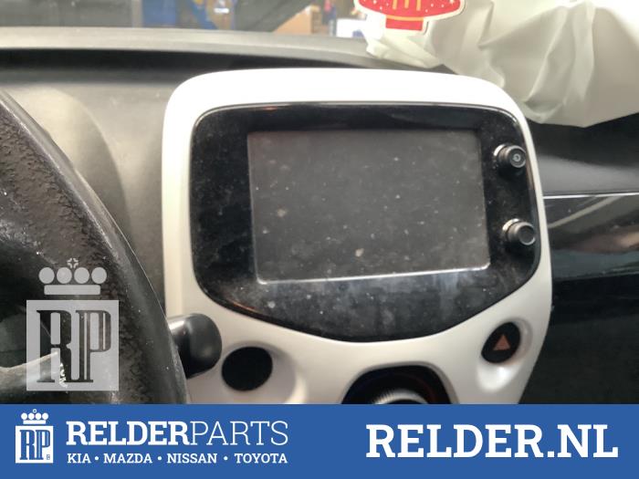 Gebruikte Display Interieur Toyota Aygo (B40) 1.0 12V VVT-i Prijs € 100,00 Margeregeling aangeboden door Relder Parts B.V.